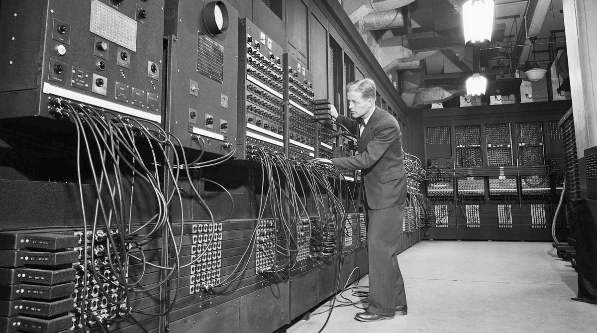 История развития современного вычислительного механизма начинается еще в XVII веке с суммирующей машины Паскаля и вычислительной машины Г.В. Лейбинца.