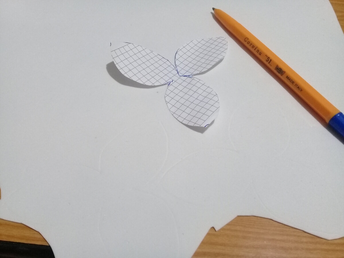 Обвожу шаблон на фоамиране