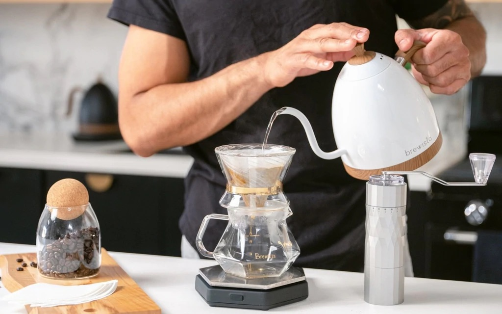 Рассказываем о конструкции и преимуществах новинки Для приготовления кофе методом пуровер чаще всего используют устройства в форме воронки. Традиционно пластмассовые воронки считают лучшими.