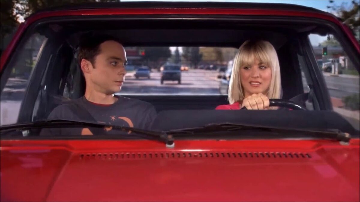 — И давно у тебя горит лампочка «Проверьте двигатель»? — Ну года два уже... (Кадр из сериала «Теория большого взрыва»)