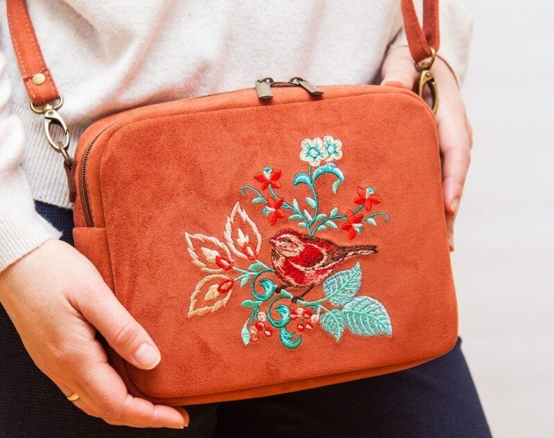 Фото livemaster.ru/item/40934230-sumki-i-aksessuary-sumka-cherez-plecho-zamshevaya-terrakot-s-