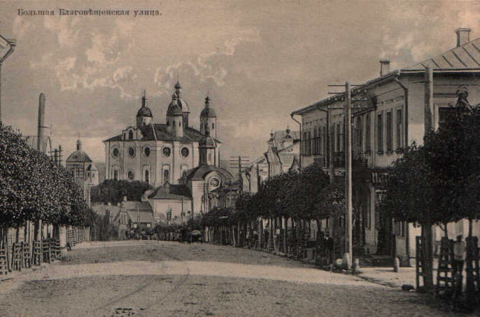 В середине июля месяца 1914 года губернский город Смоленск утопал в зелени и изнывал от небывалой жары. Казалось,  Господь что-то перепутал, и превратил Смоленский уезд в филиал экваториальных тропиков. Удушливая, парящая жара вмиг сменялась мощным ливнем, небо чернело от набежавших туч. Но, не прошло и десяти-пятнадцати минут, как туча, гонимая ветром, уходила на восход, солнце вновь жарило каменные мостовые, присутственные здания центра города и одноэтажные домики обывателей на окраинах. Бурные потоки, только что несшиеся вниз к Днепру по Большой Благовещенской, иссякали, извозчики опускали верха колясок, и убирали под облучок плащи из рогожи, завернувшись в которые, спасались от непогоды. На вымытых дождём улицах вновь появлялись горожане.      От губернской земской управы, пройдя через губернаторский пролом и миновав дом губернатора, на Большую Кадетскую улицу вышел хорошо одетый молодой человек лет двадцати пяти-двадцати семи. Лёгкий светло-серый бумажный  костюм и льняную косоворотку с вышивкой по вороту дополняли плетёное из соломки канотье с зелёной шёлковой лентой и лёгкая бамбуковая тросточка. Шёл он достаточно широким шагом, стараясь побыстрее добраться до цели своего путешествия, пока яростное солнце не раскалило мостовые. Пройдя вдоль здания реального училища, молодой человек остановился у городской думу и задумался. До ресторана Фрезера, куда он был приглашён, можно было добраться пройдя дальше по Кадетской до пересечения её с Большой Благовещенской и спустившись вниз, либо пройдя вдоль сада Блонье до Пушкинской и вдоль трамвайных путей добраться до дома Рачинского. Мужчина выбрал второй путь, от городского сада всё же хоть немного, но веяло прохладой.
Князь Павел Павлович Мещерский, занимавший ныне при губернском присутсвии должность кандидата к земским начальникам, сегодня утром получил у себя на квартире странную записку. «Павел Павлович, дорогой ты мой человек, ожидаю тебя к двум часам пополудни в ресторане при гостинице «Европейская». Всегда твой Сапожников» гласила она. Написано было кривым, скачущим подчерком, что было очень не похоже на всегда аккуратно пишущего крупным округлым подчерком полицейского надзирателя Смоленского сыскного отделения. Да и что делать полицейскому чиновнику в одном из самых дорогих ресторанов города? Обычно сам Мещерский вызывал запиской Сапожникова на обед в какой-нибудь из трактиров города, а тот в приятной беседе, под обильную выпивку и закуску, рассказывал начинающему писателю Мещерскому разные истории из  полицейской жизни.
 А вот и он, дом Рачинского на углу Пушкинской и Большой Благовещенской. В той части дома, что по Благовещенской на втором этаже размещалась гостиница «Германия», а по 25 номеров гостиницы «Европейская» имели своим адресом улицу Пушкинскую, бывшую Кирочную. Официант в черном как ночь пиджаке встретил гостя широкой улыбкой. Крупные зубы его спорили с белизной накрахмаленной до жёсткости рубашки и длинного фартука. Весь вид его излучал почтение и желание угодить.
-Меня ожидает Николай Степанович Сапожников.
-За мной проследуйте, в отдельный кабинет-с, - с полупоклоном халдей направился вглубь ресторанного зала, к одной из дверей пяти отдельный кабинетов. 
-Ваш гость, господин Сапожников, - доложился ресторанный работник, открыв дверь одного из кабинетов.
-Проси, друг любезный, проси. Да, неси уху, милаааай, - Сапожников сидел, развалившись на небольшом диванчике у уставленного закусками стола, сжимая в руке большой хрустальный стакан с рубинового цвета жидкостью. Второй такой же диванчик стоял по другую сторону стола. Возле правого подлокотника у Сапожникова был приставлен небольшой круглый столик, на котором в ведёрках со льдом стояли три больших стеклянных кувшина. На большом столе в таком же ведре охлаждалась бутылка «Вдовы Клико». Рядом с ней выстроились в ряд три бутылки рейнвейна. Официант испарился, а Мещерский повесив канотье и трость на вешалку, с удивлением разглядывал полицейского чиновника.
-Коля, да ты ведь пьян?
-В лос-ку-ты, Паша, в самую что ни на есть «зю-зю», - широко улыбаясь, Сапожников одним глотком отхлебнул половину жидкости из стакана, - и собираюсь продолжить напиваться в твоей тёплой компании. Мне всё можно, я второе рождение отмечаю.
-Это как так? Что с тобой приключилось? – князь уселся на диванчик.
-А ведь с вишнёвым соком-то, скуснее, дааа, - заявил Николай, допивая стакан.
-Коля, рассказывай, что стряслось?
-Э, нет, для начала вот закусок отведай, да винца выпей. Я тут нам устроил рыбный день, ну, да надеюсь, ты не в обиде. Тут и белорыбица, и сёмужка солёненькие, форшмак вот из балтийских сельдей, икорка. Хошь паюсная, хошь зернистая. Расстегайчики с вязигой есть, да с осетринкой. Майонез, вот из крабов, да шейки раковые в маринаде, нежненькияяя… Кстати, а почему они шейки? Они ж ведь, совсем даже хвосты. Во дела? А вот и ушица. Наливай, Пал Палыч, выпьем за встречу.
   Белозубый официант поставил в центре стола большую фарфоровую супницу, и, открыв бутылки с вином, вышел из кабинета. Мещерский, выбрав среди трёх сортов вина своё любимое, наполнил бокал на высокой ножке соломенного цвета рейнвейном. Сапожников же, налив в стакан примерно треть объёма светлого рома, долил из кувшина яблочным соком.
-Коля, ты, что это придумал? 
-А это совсем не я, - сыскарь широко улыбнулся, - иметь широкие связи надо. Вот. Ланинские приказчики ездили в Ревель за товаром, да там, в портовом кабаке, спелись, и хи-хи спились с боцманом с грузового парохода. А он ходит на Кубу и в Америки. В смысле, пароход, не боцман. А боцман на ём, на пароходе. Тьфу ты, прости Господи. Короче, вот этот боцман им и показал, как в тех самых Америках ром пьют. А мне нравится. Вкуснота. Давай, Пал Палыч, за встречу.
 С легким звоном сдвинулись бокалы.  Мещерский закусил раковой шейкой, а Сапожников, уложив ложечку паюсной сверху на расстегай с вязигой, закинул своё изделие в широко раскрытый рот.
- Кушай, Паша, кушай. Давай ещё по одной, под закуски, и за ушицу. Замечательная ушица, тройная, на бульоне из ершей. 
 Снова звенят бокалы, у Сапожникова в стакане теперь тёмный ром с апельсиновым соком. На нетвёрдых ногах он обходит стол и наливает князю в тарелку ароматную уху. В ней ничего лишнего. В прозрачном ароматном бульоне плавают только пятачки варёной моркови, похожие на золотые монетки, да кусочки судака и стерлядки. 
 - Коля, ты от вопроса не уходи. Что за второе рождение?
-Сейчас, Паша, сейчас. Вот только душу мятущуюся коктейлем залью, - Николай Степанович отправил в рот остатки рома из стакана, - Помнишь, в мае месяце я тебе рассказывал как здесь, в гостинице «Германия» подполковника Григорьева обнесли? Тот и помнил только, что девица у него в гостях была красивая, да зеленоглазая. Мы тогда решили, что она его опоила. А вот в губернской земской больнице ни в бутылке шампанского, ни в бокалах ничего не нашли. А сыскное ищет по гостиницам зеленоглазую брюнетку. Ан нет такой. И агентура среди ворья смоленского докладает, нет, мол, у нас таких. А к концу мая в начале июня уже пять заявлений о странных ограблениях. Да всё от холостых да вдовых купцов да дворян. Знакомятся в ресторанах или дорогих магазинах с красавицей-брюнеткой, приглашают к себе домой. А больше ни они, ни прислуга ничего не помнят. А ведь это только те, кто заявил. А ведь были, скорее всего, и те, кому огласка не нужна. Отправили жён с детьми на дачи или в имения, да и порешили развлечься. Такие к нам в сыскное не пойдут, им скандал не нужен. Начальник наш, Моисеев, ногами топочет, рычит, а как её стерву найдёшь, гастролёршу-то? А Семёна Георгиевича начали дёргать ещё и контрразведчики да чиновники губернатора. Война ведь на носу. И на нас, на сыскное возлагают большие надежды по борьбе со шпиёнами. Ищем по городу эту самую брюнетку, да без толку. 
   Сапожников снова взялся мешать ром в стакане с соком. И Мещерский наполнил бокал вином из другой бутылки. Уха была действительно великолепной, да с расстегаем, но рассказ сыскаря захватил всё внимание князя. 
-Дык, вот, ищем, значит. А получилось всё совсем случайно. После очередной выволочки от Моисеева, пошёл я на Толкучий рынок в пивную Ефременкова. На его заводе пиво так себе, особливо тёмное, там «Мартовское» или «Портер», а вот «Пильзенское», светлое, лёгкое да очень вкусное. Тут с ним ни Мачульский, ни Акционерное общество не сравняться. Вот и побаловал я себя, аж четыре бутылки взял. Пью и думаю, как же её найти-то? Тут за соседним столиком, слышу, кто-то расхваливает виденную зеленоглазую красавицу. Кинулся я к рассказчику, а это наш старый знакомый, Лапун, Федька Щёголев. После той истории с Покопцовой он, вроде как, дурковать бросил, на работу устроился. Хотя работа, смех один. Он из кухмистерской на Большой Благовещенской обеды по адресам разносит. Он как меня увидел, так в ступор и впал. Да я ему пару пива за свой счет поставил, он и разговорился. Я, вещует, на эту квартеру уже как два месяца обеды ношу. Всегда их получал слуга-чухонец, белобрысый такой. А не далее, как вчера дверь открывает писаной красоты мамзель. Брюнеточка, губки алые, что твои ягодки, глазищи огромные, зелёные да яркие. Я, говорит, на месте так и застыл. А она Лапуну улыбнулась, да четвертак на чай дала. Я в него пиво вливаю, да трясу на счет адреса. Где та дамочка живет, Федя, где? На Леслевской улице, говорит, возле Никольской церкви, дом такой-то, квартира на втором этаже слева. Бегу на Духовскую улицу  во вторую часть, помощнику пристава говорю, Михаил Терентьевич, мол, дайте парочку городовых на задержание и обыск. А он только руками разводит, нетути, один вон разъединственный. Ладно, мне и одного хватит, что ж мы, думаю, вдвоём с бабой не справимся? Ох, кабы я знал, что будет, я бы в Нарвские казармы пошёл, пулемётную команду от полка просить. Приходим, значить, в Офицерскую слободу, вот эта Леслевская улица, вот этот дом, где тут та барышня? Звоню в дверь, открывает. Сама. Да уж, красоты девка неописуемой. Волосы черные аж с синевой, густющие да слегка вьются. Глазищи огромные, ярко-ярко зелёные, губы большие, сочные, манящие. Личико белое, без единого изъяна. Ух, ты и ах! Сыскное, говорю, отделение, есть у нас подозрение на счёт вас, мамзель, придётся обыск проводить. Ежели есть что запрещённое или полученное незаконно, предлагаю выдать добровольно. Она просит пройти в квартиру. Захожу в коридор, сзади городовой сопит, что твой паровоз. Она на меня как зыркнет, и всё, как будто свет выключили, ничего не помню. И тут же на груди как что-то раскалилось да колет и жжёт. Ладанка там у меня висит вместе с нательным крестиком. Батя лет пять назад в Болдинский монастырь ездил, да и привёз. Маманя мне её сама на шею надела, да велела никогда не снимать. Вот так, значить, на груди колется, а у меня в глазах прояснилось. Гляжу, а эта лахудра, мать её за ногу, да головой об стенку, уже глазищами своими городового буравит. Оборачиваюсь, батюшки святы, а он уже револьвер из кобуры достал, курок взвёл да в меня целит. А глаза у его совсем стеклянные. Я и как стоял, так на пол и ухнул. Смех или грех, а задницу так отбил, что дня три потом болела. Выстрел, слышу пуля в стенку деревянную «чмок». Я «Браунинг» из кармана, да и стреляю…
-Что, в городового?
-Да ты чего, Пал Палыч? Я ж в понятии, что он стервой этой заворожён что ли. В девку енту. И вот ведь, как кто руку направлял. Никогда я целкостью да попадалкостью не отличался, а тут с первого выстрела, да с полу, а в лоб ей попал. Она свалилась на пол, городовой стоит да башкой своей мотает, то на меня, то на револьвер глядит, удивлённый весь такой. Выматерил я его, да так трёхэтажно, что наш боцман с «Алмаза» и тот позавидовал бы. Беги, говорю, по дому, понятых ищи, обыск делать будем. А у самого в груди холодок, а если ничего не найдем? Застрелил бабу за просто так? Пока он бегал, я быстренько квартирку то и осмотрел. А она, похоже, уже съезжать готовилась. Вещички все собраны. В одном чемодане шмотки всякие, бабские, бельё там, ё-моё. А вот второй чемоданчик поинтересней. Кожаный чемоданчик, дорогущий, а внутрях три отсека. В одном в футлярах разноцветного бархата колье да фермуары, серьги да браслетки. Драгоценности, короче.  Во втором из рогожки мешочек, фунтов на десять весом. Видал ты когда-нибудь десять фунтов золотой монеты? Ты, может быть, и видал, а я вот никогда. Ну, а в третьем отсеке пачки ассигнаций. Такие вот дела. Пока понятые, то да сё, протоколы, и чухонец-слуга объявился. Он, вишь ты, на вокзал за билетами ездил, точно, уезжать собиралась брюнеточка.  Я его со всем барахлом, да к нам в сыскное. Пой, говорю, ласточка, пой. Как вы тут со своей хозяйкой окаянствовали. Рассказал, да такое, что сразу и не поверишь. Надо глотку промочить, фух.
  И Сапожников смешал себе новую порцию рома с соком. Мещерский не спеша тянул вино из бокала. Запредельная какая-то история выходила у его знакомца, мистическая. Сыскарь с шумом выхлебал полстакана и продолжил:
-Чухонец этот, Тапани Виртанен зовётся,  слуга нашей дамочки, из Лапландии. Мамаша у него из лопарей, саамов то бишь, а батя финн. А вот мамашин отец, деде его, значится, считался там у них великим колдуном, нойдой по-ихнему. Заявился он как-то к ним на хутор, осмотрел мальчишку со всех сторон, только что не обнюхал, да и сказал матери, что тот для обучения не подходит. Кровь, мол, смешали зря. Да и ушёл куда-то. И не было его видно аж с полгода. А когда вернулся привёл с собой девчонку. Черноволосую да зеленоглазую, лет десяти. И вот все десять лет до самой своей смерти этот старый нойда её учил своему колдовскому искусству. Умирал он долго, и очень тяжело. Вызвал к своему одру внука, да и наказал, грозя проклясть, чтобы был он этой девице, его ученице,  покорным слугой. Вот с тех самых пор он с ней. Мы ж даже не знаем, как её звать. Тапани её только хозяйкой да госпожой величал. Паспорт нашли в её вещах, а её он или нет? Анна-Мария-Луиза фон Тидебель, из дворян Эстляндской губернии. Запрос в Ревель по месту приписки послали, ответа будем ждать. Так вот, сидеть в лопарских лесах девица не захотела, отправилась сначала в Гельсингфорс. Ну и Тапани за ней, естественно. Там в Гельсингфорсе она первый раз и зачаровал какого-то богатого купца, да и обнесла. На те деньги купила билет на пароход, да и отправилась в Крым. Погуляла девка знатно. Севастополь, Симферополь, Херсон, Киев, Минск, везде отметилась. Много из того, что у неё в чемодане нашлось, у нас по сводкам как украденное проходит. А в конце допроса чухонец этот мне и говорит, что хозяйка сильной колдуньей была, её сжечь нужно. Ну, или на крайний случай кол осиновый в грудь вбить. Чтобы, значит, не встала, не стала равком злобным людям живым вредить.  И была эта вся катавасия в прошлую пятницу. Вот с ночи на субботу эта паскуда мне во снах приходить стала. как есть с дыркой кровавой во лбу, глазищи зелёным огнём горят. Только глаза закрою, она тат как тут. Только и спасся, что бутылку рома в себя влил. Субботу да воскресенье так вот промаялся, а в понедельник испросил у Моисеева отпуск. Вот с тех пор и топлю душу в спирту. Такие вот пироги с котятами, Паша. 
- И что, всё равно снится она тебе?
- Да нет, по пьянке засыпаю, что твой младенец. Только вот страшно мне, Пал Палыч, очень страшно. Я ведь и на нож ходил, и стреляли в меня при задержаниях пару раз. Трёх подручных Васьки Гниды я голыми руками по стенкам трактира Григорьева на Покровской горе размазал. Хоть они  и бритвами махали. А вот теперь боюсь. Ежели в наш электрический да паровой век такое в лесах чухонских осталось, неведомое. Когда девка одним взглядом может человека заставить тебя застрелить. Аааа, к чёрту, давай пить да гулять. Вот и горячее подоспело.
 Два официанта в черных пиджаках и белых фартуках появились в кабинете. Один из них забрал со стола пустую супницу, а второй на её место поставил большое серебряное блюдо с большой, приготовленной на пару стерлядью. Рыбка была обложена сложным гарниром из запеченных кореньев, картофеля и грибов.
-Шампанское открой, любезный, - Сапожников обратился к официанту, пьяно растягивая слова, - князю, да и мне налей. Попробую шипучку. 
Официант, взяв в руки бутылку с жёлтой этикеткой, аккуратно раскрутил мюзле и профессионально с лёгким хлопком вытащил пробку. После чего наполнил бокалы друзей пузырящейся жидкостью. Вернув бутылку в ведёрко со льдом, ресторанный работник покинул кабинет. Взяв в руку бокал, Сапожников взялся разглядывать игру пузырьков в вине. Лицо у него было немного озадаченное.
-Ты чем недоволен, Коля? – спросил Мещерский, поднимая бокал.
-Как чудно открыл, паразит. Ни тебе фонтана с брызгами, ни выстрела пробки в потолок. Даже неинтересно, как то.
-А чего ты хотел, чтобы он тебе по-гусарски обухом шашки горлышко снёс?
-Почему это обухом? – физиономия сыскаря выражала теперь крайнюю степень удивления, - я всю жизнь думал, что по-гусарски, это вот так, с маху да лезвием по горлышку.
 Сапожников от уха махнул раскрытой ладонью левой руки, как бы показывая отрубание горлышка бутылки.
-А после твой гусар закусывает напиток осколками стекла, что попали в шампанское. Нет, друг дорогой. Мне брат Николай в Петербурге как-то показывал, как это делают у них в Лейб-гвардии Измайловском полку. Клинок шашки плашмя прижимается к горлышку бутылки,  причем обухом вверх. После резко ведут саблей вдоль горлышка вверх, сбивая венчик с пробкой. Вот после такого никаких осколков стекла не бывает.
-Во, блин. Правильно говорят, век живи, век учись, - Николай поднял свой бокал, - под горячее, и снова за встречу.
  Звякнул хрусталь сдвинутых бокалов, заискрилось пенистое ароматное вино. Стерлядь оказалась выше всяких похвал. Как говорится, мои комплименты повару. Сапожников, попробовав рыбу, задумался, да и накидал себе в тарелку ещё и раковых шеек. 
-Кстати, Коля, а вот тот  подполковник Григорьев, которого эта Анна-Мария фон как её там ограбила здесь в «Германии», он же, ты говорил, по какому-то важному делу к вам приходил. И чем это дело закончилось?
Сапожников что-то промычал с набитым ртом, сделал большие глаза и принялся активно работать челюстями. Прожевав, махнул рукой, мол, сейчас, и приник к стеклянному графину с соком.
-Уф, надо было горло промочить. Да, Григорьев приезжал сюда по делу о мошенничестве. Я сам, как раз все отчёты делал. Не дело, поэма, я тебе скажу. Поэма о несусветной жадности, человеческой подлости. Простите за умное слово, симфония. Симфония глупой доброты. Да, именно так, глупой доброты.
-Ну, ты и наговорил, - улыбнулся князь, - рассказывай, уж, не томи.
-А начинается сия сказка так. Жил да был в городе Витебске помещик Александр Алексеевич Студзинский. Имел он вес в обществе, неплохой капиталец, два имения в Витебском уезде, Иозефово и Елаги. По словам мужа его сестры, того самого подполковника Григорьева, как человек Александр Алексеевич был мягкий, добрый и доверчивый. Григорьев, получив новое назначение в Витебск, близко сошёлся со своим шурином. И тот рассказал ему о семье Корсаков. Два брата Иосиф и Игнатий Корсаки владели в Лепельском уезде большим имением «Полуозерье». Корсаки сошлись несоклько лет назад со Студзинским на почве любви к конному спорту, и отношения поддерживали тёплые. Однажды Иосиф Корсак попросил у Александра Алексеевича в долг целое состояние, тридцать тысяч рублей. Мол, для спасения честного имени семьи и всё такое прочее. В обеспечение долга Корсак предлагал Полуозерье. Студзинский,  мало того что купил у него имение, так ещё и принял на себя все долги, как Дворянскому земельному банку, так и обществу землевладельцев Витебской губернии и частным лицам. Всего долгов более чем на 118 тысяч. Само же имение стоило в оценке 158 000. Вот на эту разницу от долгов Корсак и написал расписку, обязуясь вернуть деньги через два года. Студзинский был настолько щедр к своему другу, что выписал ему генеральную доверенность на управление Полуозерьем. Семья Корсак продолжала жить в господском доме, а с доходов от имения должна была гасить  долги банкам и выплачивать недоимки и прочие налоги. Так прошёл целый год. Корсак наезжая в Витебск, обязательно заезжал в Елаги к Студзинскому. А у того обострилась хроническая болезнь. Засобирался Александр Алексеевич немного ни мало аж в Берлин, к тамошним профессорам. А Иосиф Корсак уж тут как тут. Саша, говорит, не ты, ни жена твоя Елена Ивановна немецкого не знаете, как же будете понимать назначения немецких профессоров? И предложил свои услуги в качестве переводчика. Студзинский с благодарностью их принял. Месяц он обследовался в Берлине у лучших докторов, после чего уехал почти на четыре месяца в южную Италию на побережье, где, по мнению немцев, должен был в пансионате победить свою болезнь. Тому порукой морской исцеляющий климат. Корсак же вернулся в Россию. По возвращению Студзинского домой подошёл и срок отдачи долга Корсаком. Он несколько раз телеграфом назначал  дату своего приезда в Елаги, но так и не явился.  Студзинский разнервничался, слёг с новым приступом, и попросил Григорьева заняться его делами. Григорьев со Студзинским отправили для ревизии Полуозерья доверенного человека Тимофея Тарасова. О ревизии было телеграфом сообщено Иосифу Корсаку. Тот встретил Тарасова на въезде в имение в сопровождении частного пристава Луциновича. Корсак заявил, что как управляющий имением Полуозерье передал оное в аренду по договору на 6 лет своей жене Марии Корсак. Тарасов был человек разбирающийся, поэтому объявил, что аренда земли его не касается. Он приехал провести ревизию инвентаря, тяглового и прочего скота в имении по закладной росписи Государственного Дворянского земельного банка. Тут выяснилось, что и скот, и инвентарь, якобы по тому же договору аренды, являются теперь собственностью Марии Корсак. Как Тарасов не возмущался, что движимое имущество имения не может быть передано во владение кому бы то ни было, пристав Луцинович его грубо оборвал, и сказал, что договор уже вступил в силу. Тарасов в имение не пустили, и ему пришлось нанять дом в соседней деревне. Там от крестьян он узнал, что последние полтора года Корсак распродаёт скот и инвентарь имения. Недавно собрал артель из местных крестьян и взялся вырубать под корень лесные дачи при имении, продавая лес на сторону. С окресными крестьянами ведёт разговоры, что Полуозерье принадлежит совсем не Студзинскому, так как у него, Корсака, имеются документы более чем на 200 тысяч рублей к нынешнему владельцу, и скоро всё имущество перейдёт к нему. Так же Корсак под урожай этого года взял новый кредит в банке около 5000 рублей. Узнавши это, Студзинский совсем расхворался. Вызванный нотариус уничтожил доверенность Корсака на управление Полуозерьем, а Григорьев отправился к витебскому полицмейстеру с просьбой посодействовать в выселении семьи Корсаков из имения. Полицмейстер удивился. Не далее как вчера, заявил он, я получил запрос от лепельского исправника, является ли Мария Игнатьевна Корсак белорусской, так как она заявила о покупки у Студзинского имения Полуозерье за 200 000 рублей. Подполковник взялся рьяно доказывать, что Александр Алексеевич Студзинский не собирается продавать Полуозерье, что Корсак не возвращает ему долг, и доверенность Иосифа Корсака от Студзинского уничтожена. Полицмейстер пообещал приостановить всё движение по этой сделке, а Григорьев отправился по витебским нотариусам. Он понял, что Корсаки затевают какую-то аферу, но без нотариального заверения это не пройдёт. Но ни один витебский нотариус ничего не знал. И подполковник Григорьев, артиллерийский офицер, взялся высчитывать, куда мог обратиться Корсак. Ближайшим к Витебску вариантом оказался Смоленск, куда Алексей Васильевич  и отправился. В конторе Василия Ивановича Ильинского Григорьев узнал, что накануне отъезда Студзинского в Берлин Иосиф Корсак заверял документы. Арендный договор с Марией Корсак, а также договор на продажу имения Полуозерье. Также Корсак представил расписку, подписанную им по доверенности от Студзинского, на получение предоплаты в размере 82 500 рублей. Через два месяца после получения предоплаты в конторе Ильинского должно было состояться окончательное подписание договора на продажу. А через два месяца, день в день, в контору Ильинского явился Игнатий Корсак с доверенностью от Марии Корсак на подписание договора на покупку Полуозерья. Игнатий поинтересовался у нотариуса,  явились ли представители Студзинского. Тот ответил, что никого не было. Корсак согласился подождать ещё пару дней. Естественно никто на подписание фиктивного договра не явился, Студзинский же был в Италии, а Иосиф Корсак попивал коньяк в Полуозерье. Игнатий запросил у Ильинского развёрнутую нотариально заверенную справку для суда, каковую и получил. В договоре же был пунктик, что ежели по вине Студзинского договор на продажу не будет подписан, то оный Студзинский должен будет возвратить аванс в двойном размере. Вот так вот, на ровном месте 165 000 Корсаки собирались положить себе в карман. Григорьев, взяв у нотариуса копии документов, побежал к нам в сыскное, написал заявление, дал показания под протокол, а после, похоже, решил расслабиться вдалеке от жены. Ну, узнай ты, где в Смоленске бордель, да удовлетворяй свою похоть. Но наш подполковник в ювелирном на Большой Благовещенской попался на удочку зеленоглазой мадемуазель фон Тидебель. Обнесла она его качественно, ни копейки не оставила, портсигар серебряный, перстенёк золотой с камушком, даже галстучную булавку унесла. Григорьев, как очухался, занял денег у портье и телеграфировал в Витебск. Денег Студзинский ему прислал, и подполковник уехал. Поведал он о своих изысканиях Студзинскому, а тот так расстроился, что через три дня умер от апоплексического удара. А до того говорил Григорьеву, что больше всего его расстроило, что Корсак, уже имея в кармане договор на продажу имения, предлагал ему свои услуги в качестве переводчика и поехал с ним в Берлин. Не дружескую услугу оказывал, а вовсе даже проверял, что Студзинский не вернется в Россию к нужному сроку. Не успели ещё похоронить Студзинского, как Мария Корсак подала в Витебский окружной суд иск к наследнице Студзинского, его жене, на 165 000 рублей. Да мало того, Корсаки подговорили своих бывших кредиторов, оплату векселей которых взял на себя Студзинский, покупая Полуозерье, и они тоже выставили свои претензии. Корсаки по суду наложили запрещение на всё имущество Студзинского, из-за чего Елена Ивановна не могла внести в Дворянский земельный банк платежи по Полуозерью. Чтобы имение не продали с торгов, Григорьев из своих денег заплатил банку около 7000 рублей. ОН телеграфировал нам в Смоленское сыскное отделение, прося поскорее выслать результаты расследования в Витебский окружной суд. Моисеев отправил курьера поездом с пакетом бумаг по делу. Суд назначил слушания, якобы по иску на имущество Студзинского, и прокурор  арестовал Корсаков по подозрению в мошенничестве прямо в зале суда. Иск Марии Корсак оставили без удовлетворения, арест на имущество покойного Студзинского сняли. Уффф…
  Отдуваясь, Сапожников снова приложился к стакану с коктейлем. 
 -Интересная история, - протянул князь,- так и просится на бумагу.
-Пиши, Паша, пиши, - сыкарь вдруг уставился на Мещерского совершенно трезвым взглядом, - тебе там, в губернском правлении виднее, Пал Палыч, что точно уже война будет? 
-Да, Коля, будет. Мобилизация практически закончена, губерния готовиться.
-Ну, а ты как?
-Брат мой, Николай, писал, что я могу сразу в школу прапорщиков поступить, образовательный ценз позволяет. Как объявят войну, поеду в столицу, с помощью брата буду устраиваться на военную службу. Как- никак, Николай мой в гвардии служит. А ты что же?
- А мы здесь в городе нужнее. Моисеева, начальника нашего, уже со всех сторон задёргали. Будем и дальше разных жуликов ловить, да, судя по всему, ещё и шпиёнов разных. 
 Сапожников принялся снова мешать ром с соком.
-И мне сделай, Коля, попробую, что пьют заокеанские плантаторы, - Мещерский широко улыбнулся.
-Вот это дело, сей момент.
   В этот день друзья засиделись в ресторане до самой темноты, как будто знали, что следующая их встреча состоится только через долгих два года. Но это уже совсем другая история.
