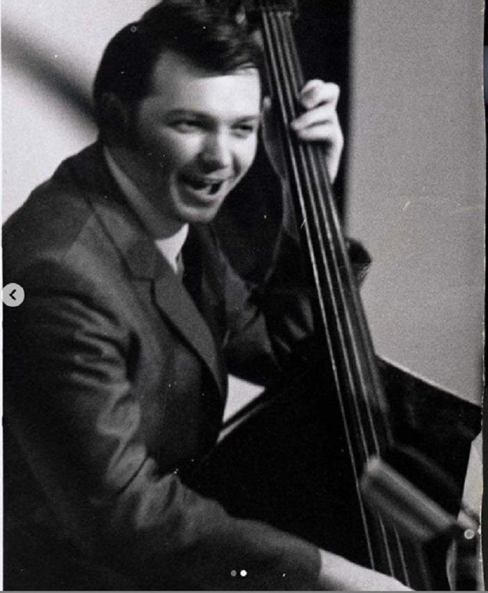 Юрий Маликов в молодости. Закончил консерваторию по классу контрабаса.
