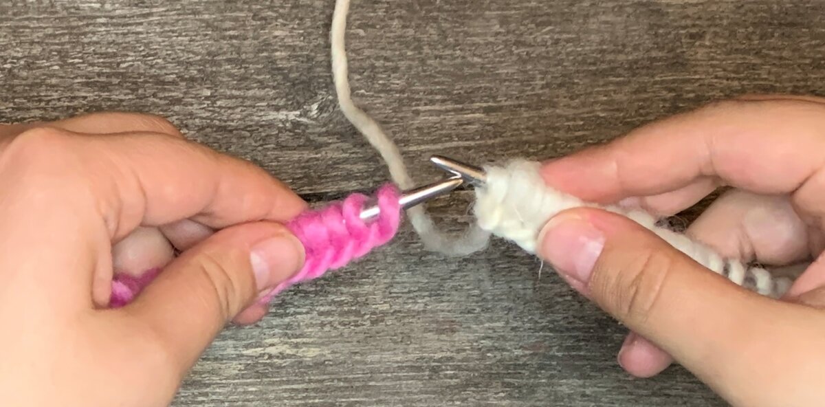 Особенности вязания свитерка для собачки на спицах