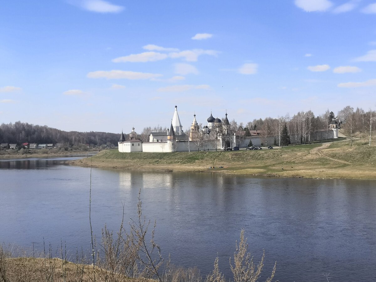 Потрясающий вид на Свято - Успенский мужской монастырь