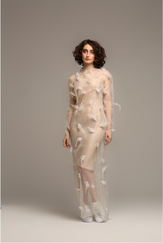 Полупрозрачное платье из шелковой органзы, декорировано натуральными перьями петуха. 26000 рублей