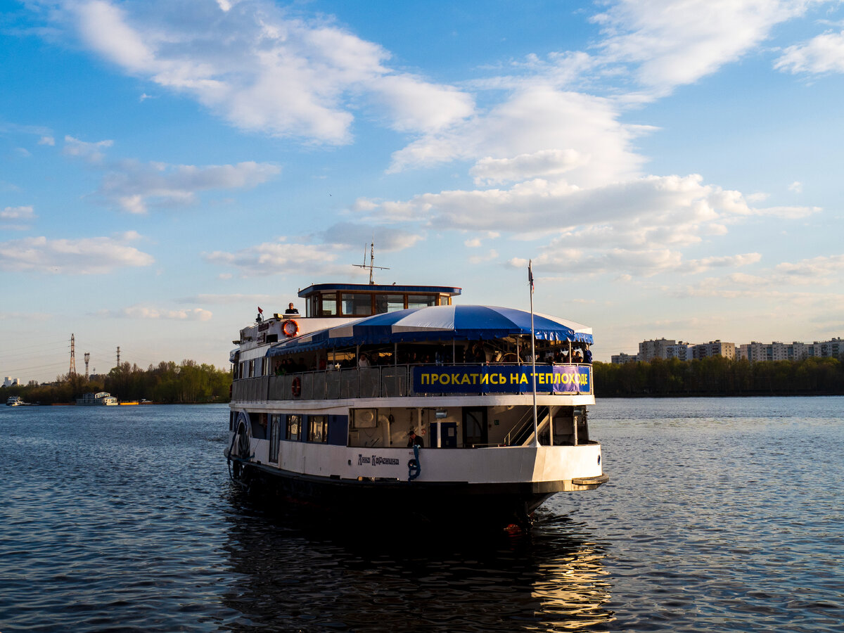   Теплоход для прогулок