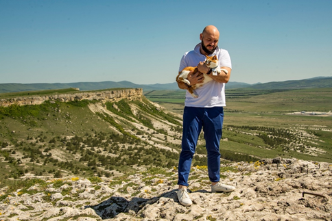 Знакомьтесь, мой коллега Саныч! Носит меня на руках по всему Крыму.