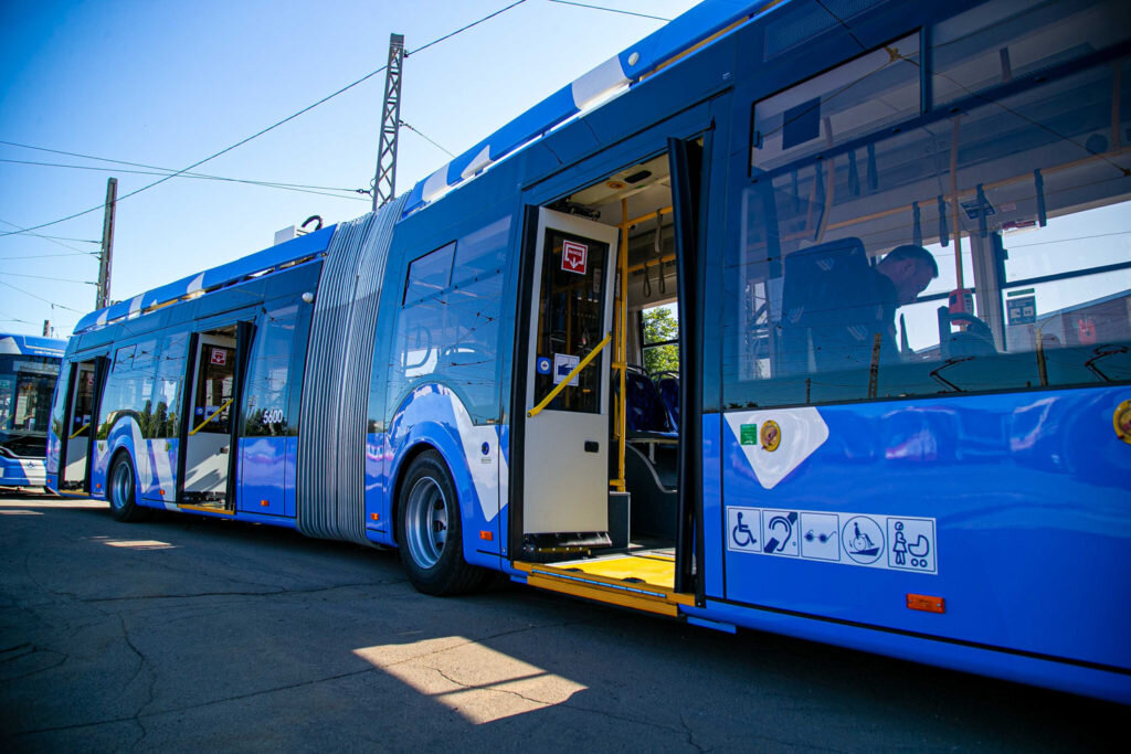 По задумке, вместо разномастных коммерческих маршруток по городу должны начать курсировать комфортные автобусы - по расписанию и удобным маршрутам