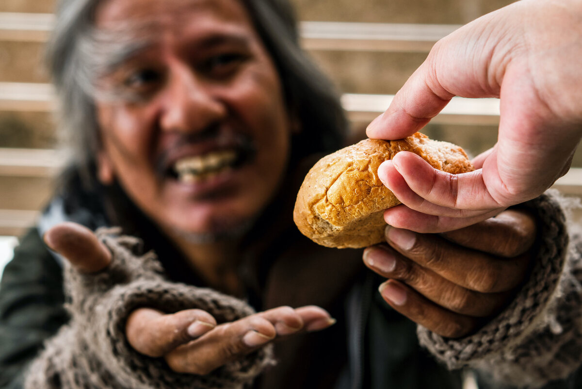 Голод и деньги. Хлеб в руках. Нищий с куском хлеба. Кусок хлеба в руке. Хлеб для нищих.