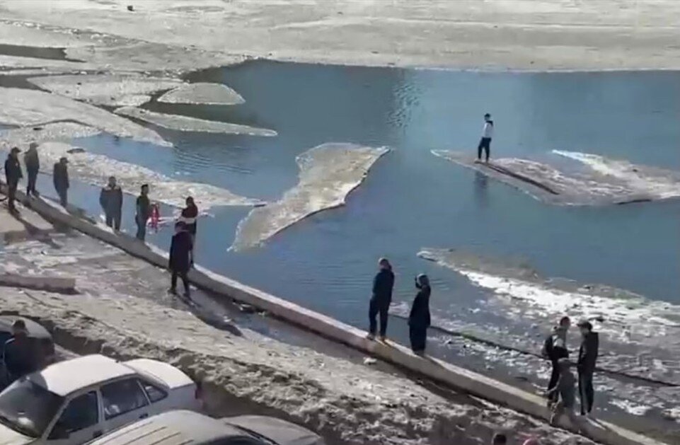     В Норильске юношу чуть не унесло на отколовшейся льдине. Фото: Типичный Норильск