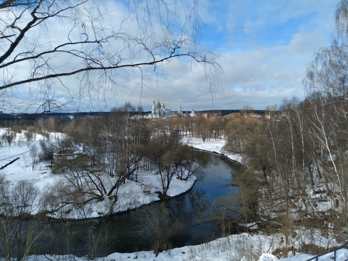 Вид на Новоиерусалимский монастырь со смотровой площадки
