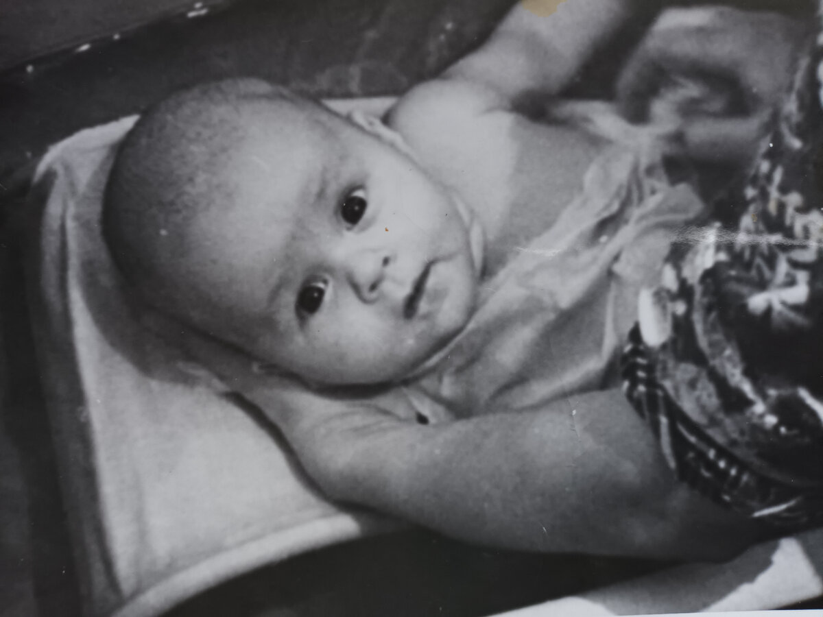 Это я. А моет меня, похоже, мама. Помню этот халат: он был вишневого цвета.