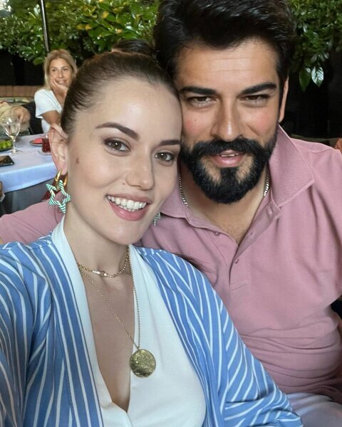 Бурак Озчивит и Фахрие Эвджен.  Фото Дзен.