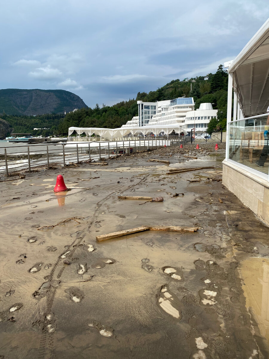 Селевой поток, сошедший на набережную Карасана с горы прямо над роскошным комплексом апартаментов «Аю-Даг» (кстати, там ещё что-то сейчас строится). 