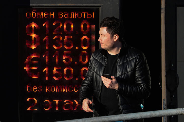 «Кто-то мог предположить, что рубль, скакнувший до 120 за доллар, укрепится до 55? Неразумно в условиях высокой неопределенности давать прогнозы, можно потерять репутацию». Фото: «БИЗНЕС Online»