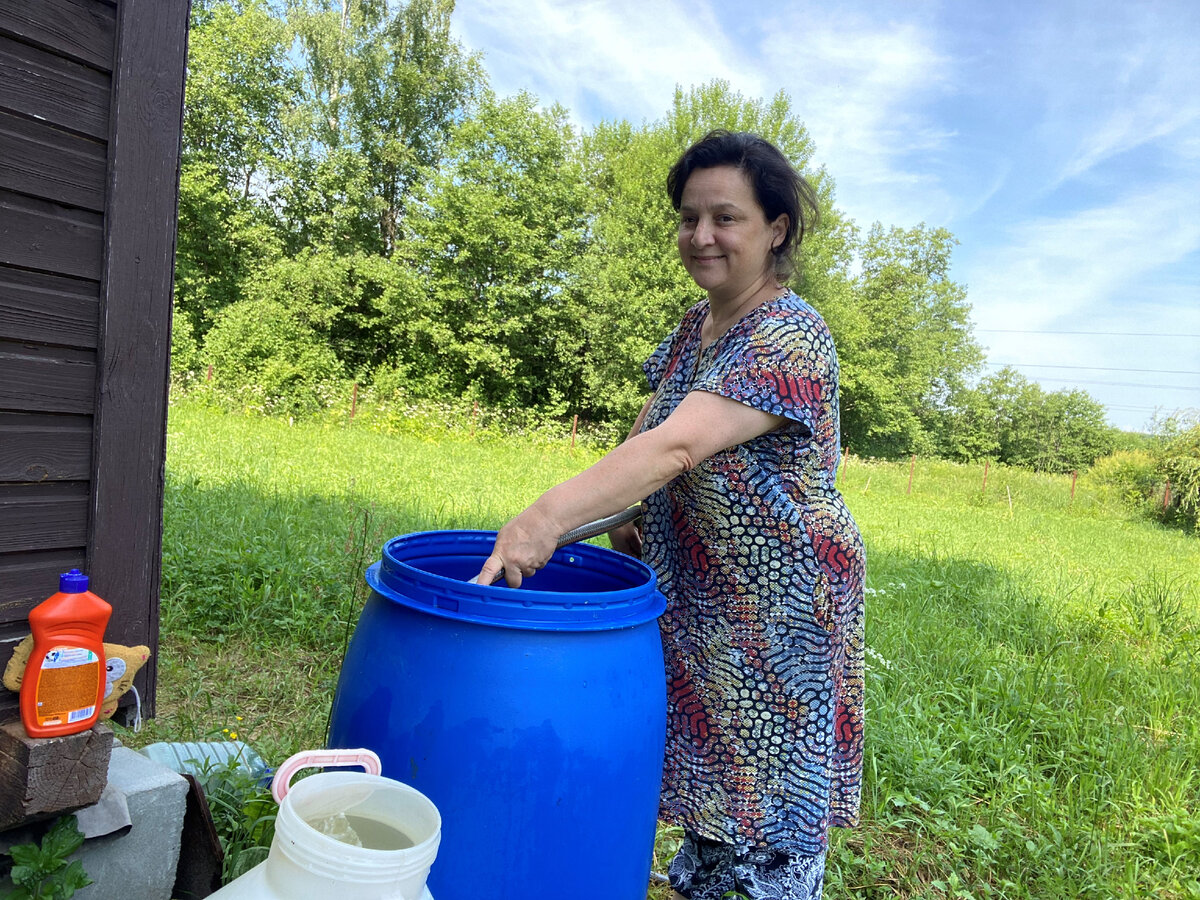 Наполняю бочки водой. В синей - вода для помывки посуды и меня, а в белой- вода для грязных работ.