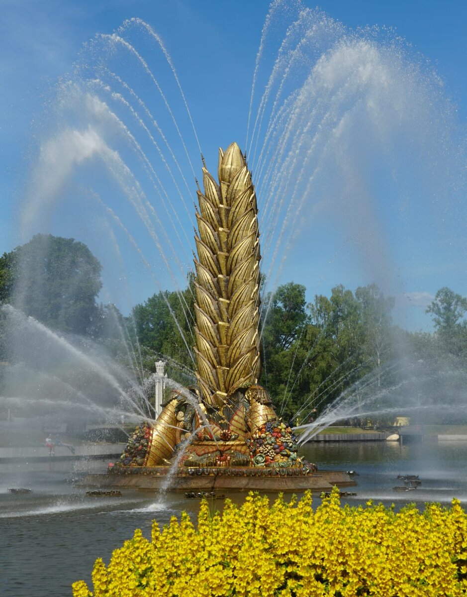 Фонтан золотой колос на ввц. Золотой фонтан на вднх. Фонтан колос на вднх. Золотой колос вднх пруд. Фонтан колос на вднх.