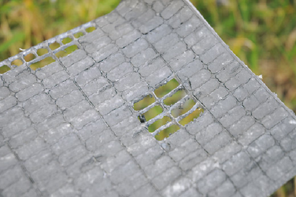 Мы в детстве плавили свинцовые пластины от старых аккумуляторов и делали из них брелки. Но в бумажной кастрюле такую пластинку не расплавишь, потому что она не плотно прилегает ко дну и у неёё слишком маленькая площадь соприкосновения. Фото: akb.ru