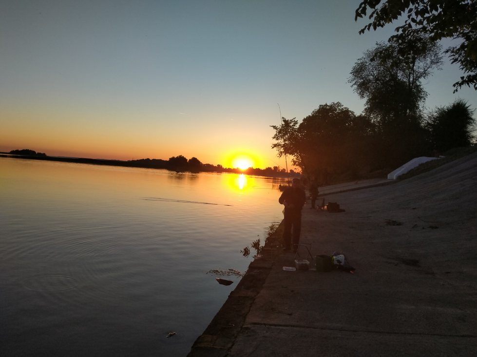 На берегу. Раннее утро. Листайте дальше. 
