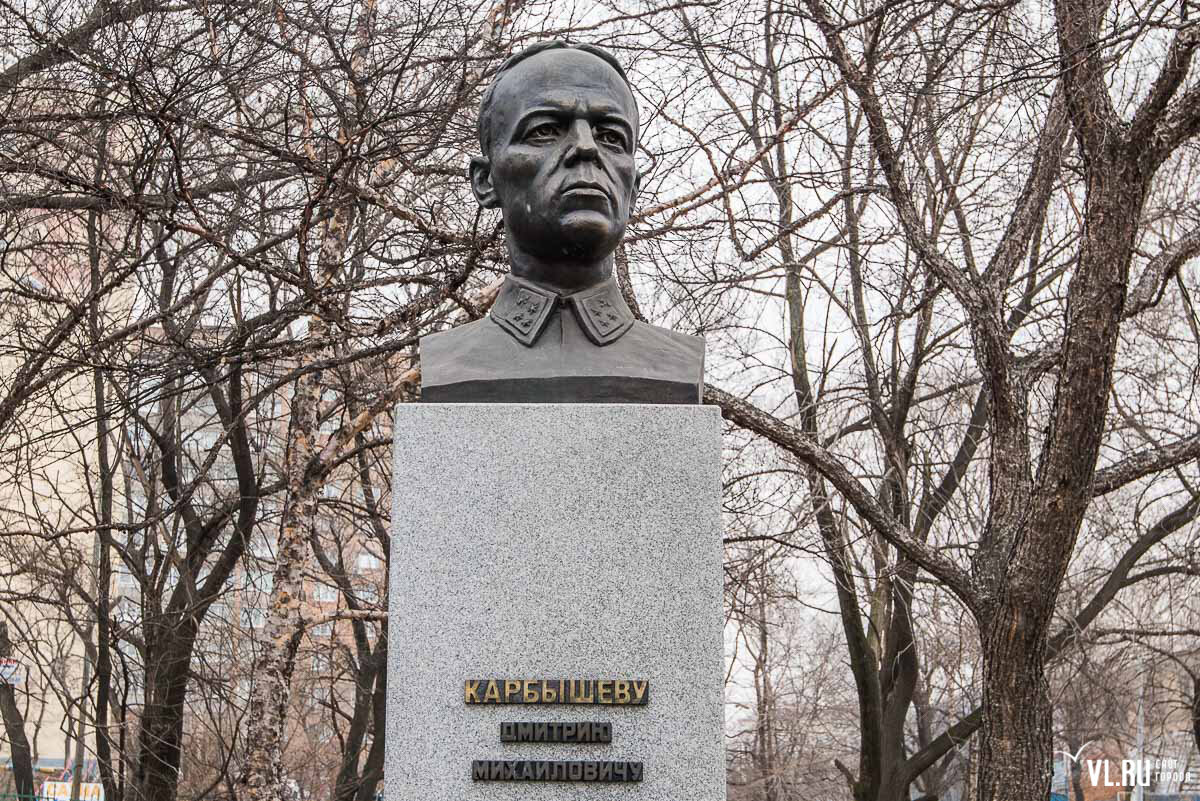Несколько лет в Москве ничего не знали о судьбе генерала. Он считался пропавшим без вести. Только в 1946 году от майора канадской армии Седдон Де-Сент-Клер, стали известны подробности последних дней жизни советского генерала. Это произошло в середине февраля 1945 года. В концлагерь Маутхаузен пригнали большую партию военнопленных из других лагерей. Среди них был и генерал Дмитрий Михайлович Карбышев. Немцы заставили людей раздеться и стали поливать их холодной водой из брандспойтов. Многие падали от разрыва сердца, а тех, кто уклонялся, избивали дубинками. Карбышев подбадривал стоящих рядом с ним, уже покрываясь льдом. “Родина нас не забудет” – последние слова генерала, перед тем как упасть. Его тело, как и тела остальных, было сожжено в печи крематория.

          Позже, из немецких архивов стало известно, что Карбышев много раз получал предложения немецкого командования о сотрудничестве, но так и не дал на это согласия. Благородная память о героической гибели советского человека, генерала Дмитрия Михайловича Карбышева, который не стал предателем Родины, не потерял свое человеческое достоинство и честь офицера, должна быть сохранена в истории нашей страны.

