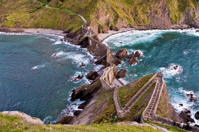 Каменный остров Гастелугаче (Gaztelugatxe) находится у побережья Бискайского залива. Огромный старинный мост-эспланада связывает этот кусочек суши с материком. В самой высокой точке острова стоит скит Иоанна Крестителя, построенный в X веке – к нему стремятся паломники, путешествующие по Стране Басков. В восточной части островка морские волны проточили две естественные сквозные арки. 
Gaztelugatxe вместе с «соседом» Aketze и частью Бискайского залива образуют единую экосистему-биотоп с уникальными природными условиями. Территория признана охраняемым заповедником; острова служат пристанищем для морских птиц. Географически Гастелугаче относится к посёлку Бермео провинции Бискайя.