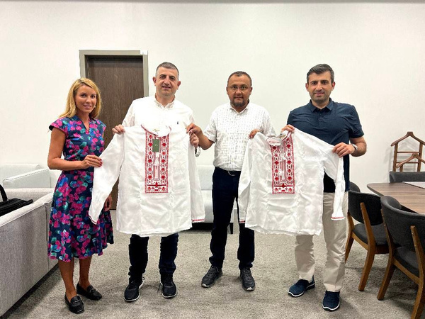 Вышиванки с "Байрактарами" подарили гендиректору турецкого производителя БПЛА. Обложка © Верховна рада України