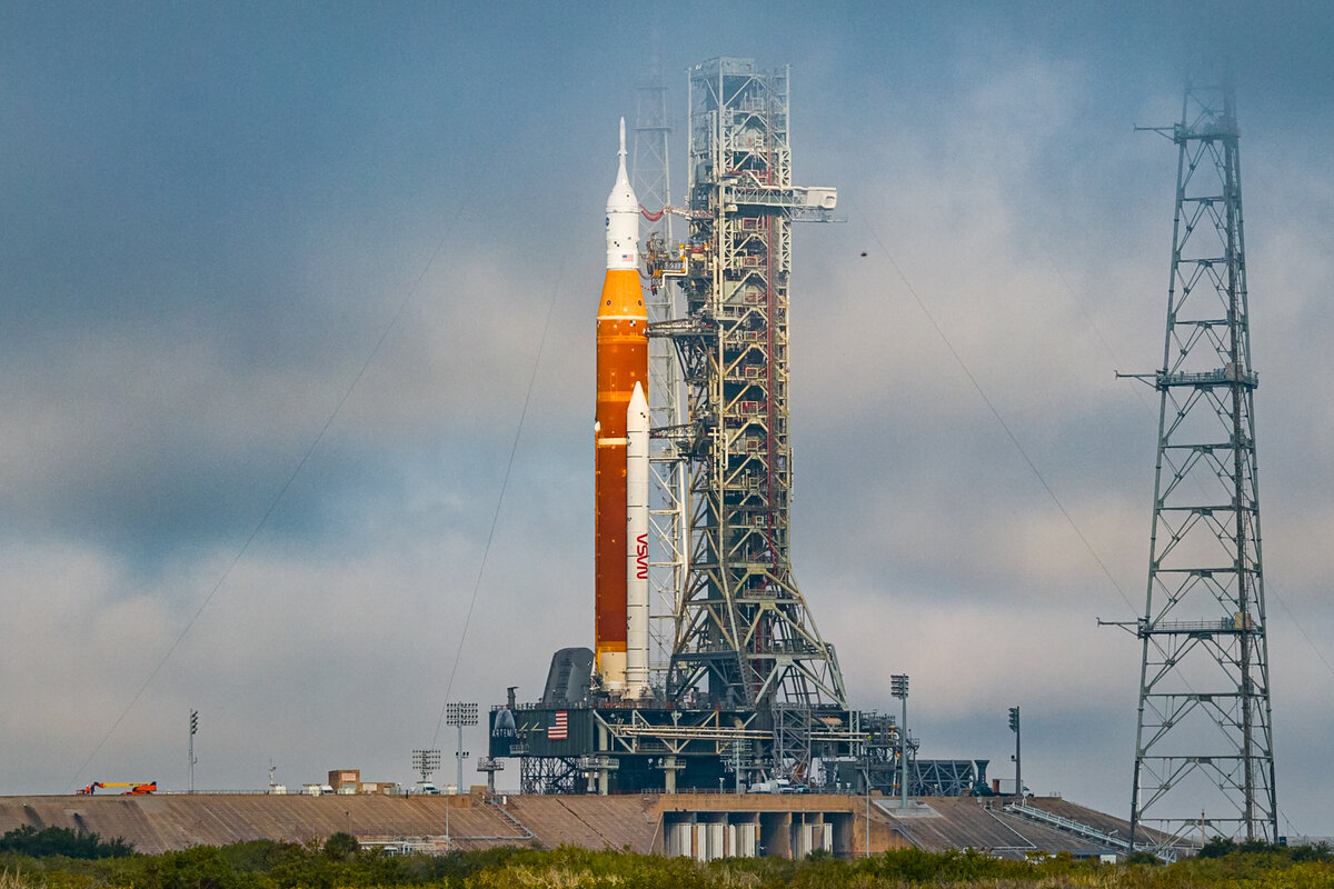 Ракета-носитель SLS и корабль "Орион". Источник: Яндекс-картинки