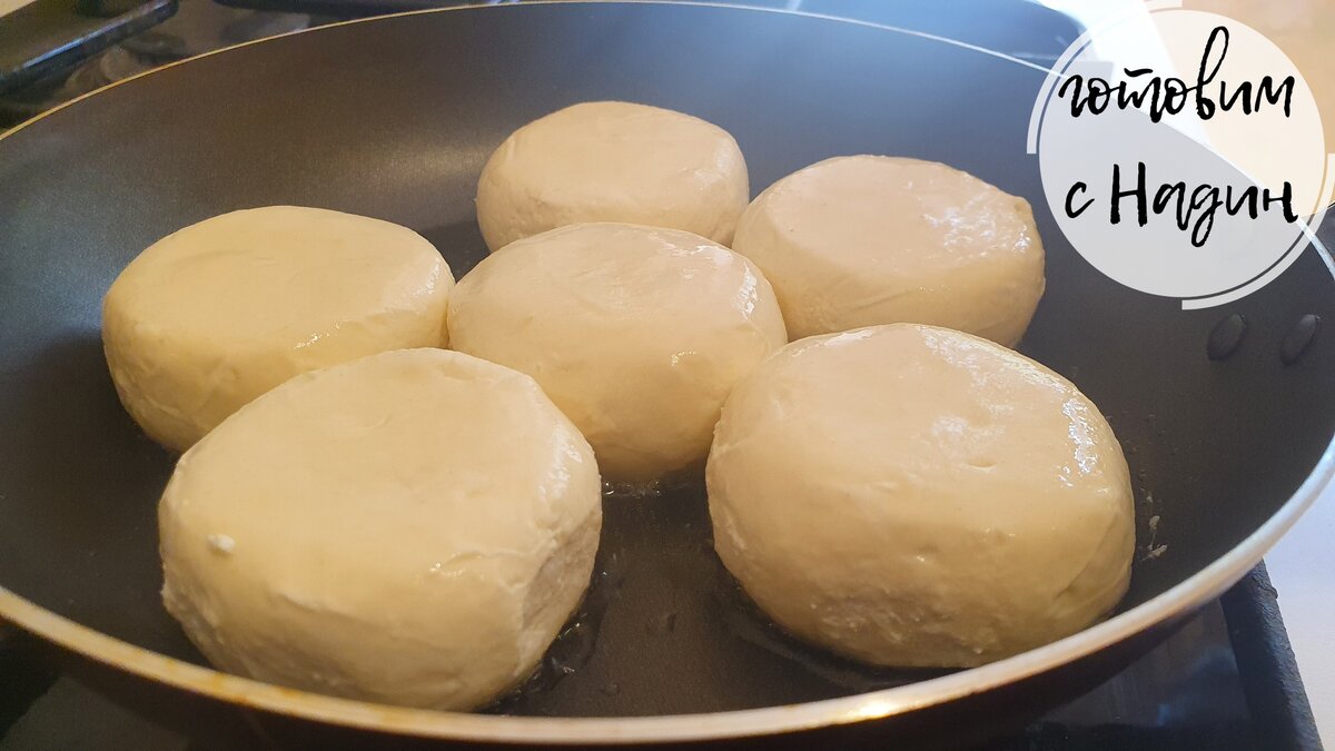 Жарим сырники. 