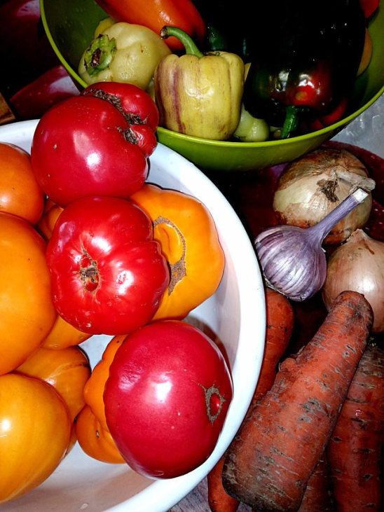 Помидоры, сладкий перец, морковь, лук, чеснок.