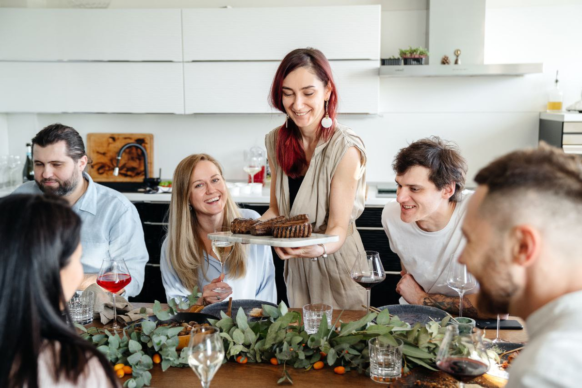 Таня на одном из своих ужинов