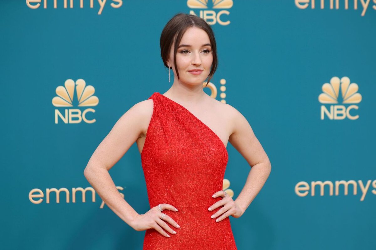 Кейтлин Дивер. Изображение взято с сайта: https://celebmafia.com/kaitlyn-dever-emmy-awards-2022-red-carpet-3338193/