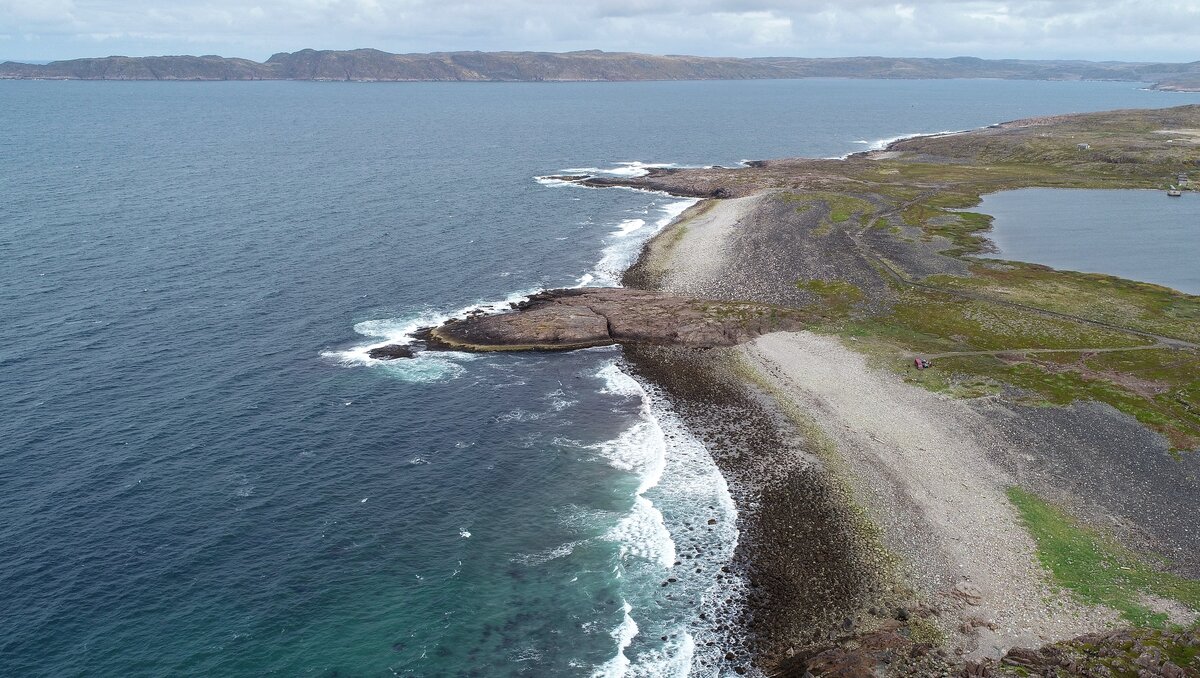     Побережье Баренцева моря в окрестностях посёлка Лодейное в Мурманской области / РИА Новости / Павел Львов