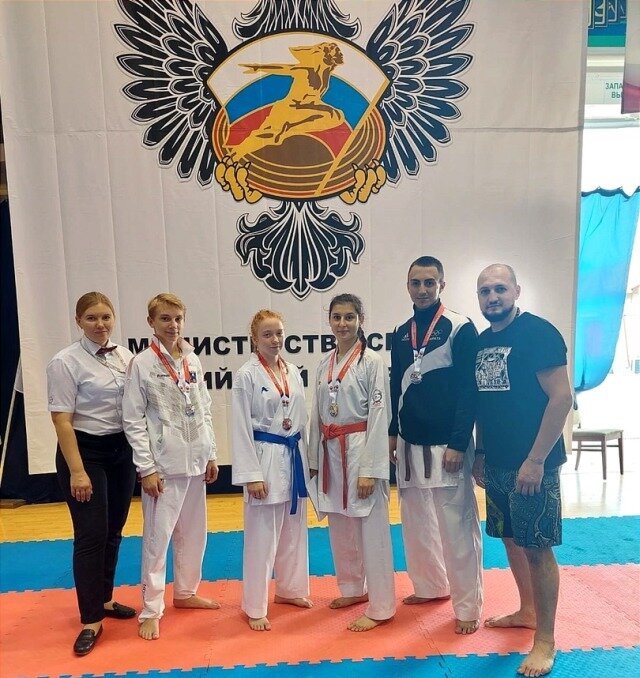 Слева направо: судья высшей категории, тренер СК «Беркут» Елена Владимировна Болгова, Семен Гаврилов, Софья Плахова, Милана Имамалиева, Евгений Отрошко и главный тренер сборной Ростовской области по всестилевому каратэ Ярослав Стуров.