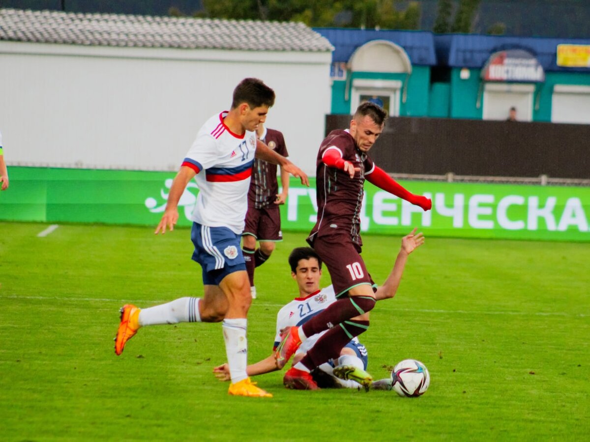 Россия - бело-синие, Беларусь - бордовые