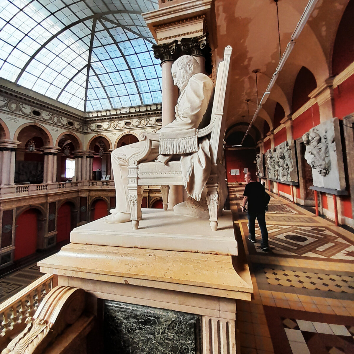 Мраморная статуя Александра Штиглица работы известного скульптора Марка Антокольского в Итальянском зале Академии. После Октябрьской революции её скинули, а вернули на место только в 2011 году. 