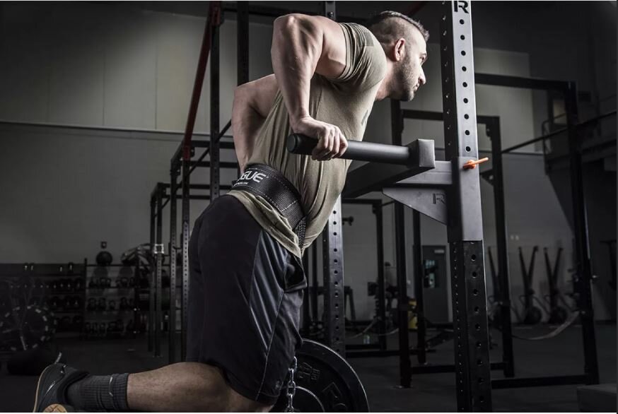 Используйте принцип специфичности нагрузки - что тренируете, то и растет. Не нужно распыляться на 3,4 или 5 упражнений на мышцы груди и трицепсы, выполняйте отжимания на брусьях и одно или максимум два подсобных упражнения, тогда вы получите максимум результата за короткое время.