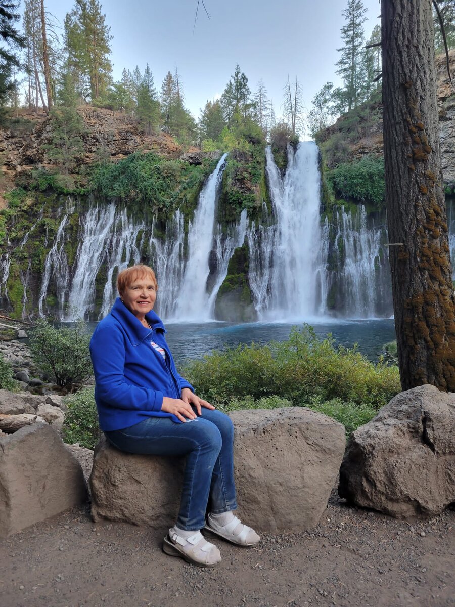 В.Фадеева на фон водопада Берни Фолс