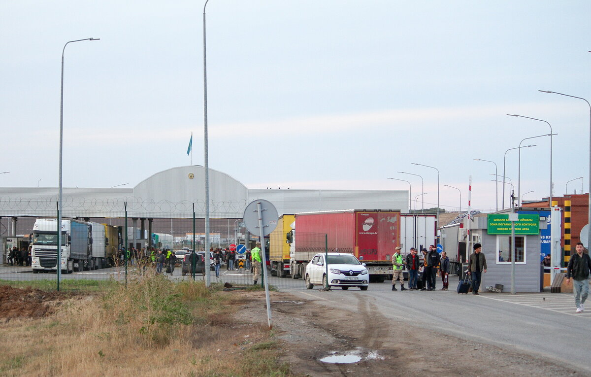    Контрольно-пропускной пункт на российско-казахстанской границе  Стрингер/ТАСС