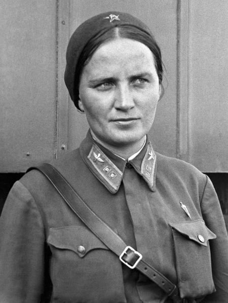 Мари́на Миха́йловна Раско́ва (в девичестве Малинина; 15 (28) марта 1912, Москва — 4 января 1943, Саратовская область) — советская лётчица-штурман, майор Военно-воздушных сил Красной армии, одна из первых женщин, удостоенная звания Герой Советского Союза (1938) - Википедия.