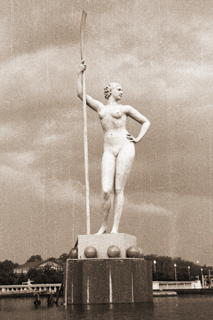 Фотография статуи.