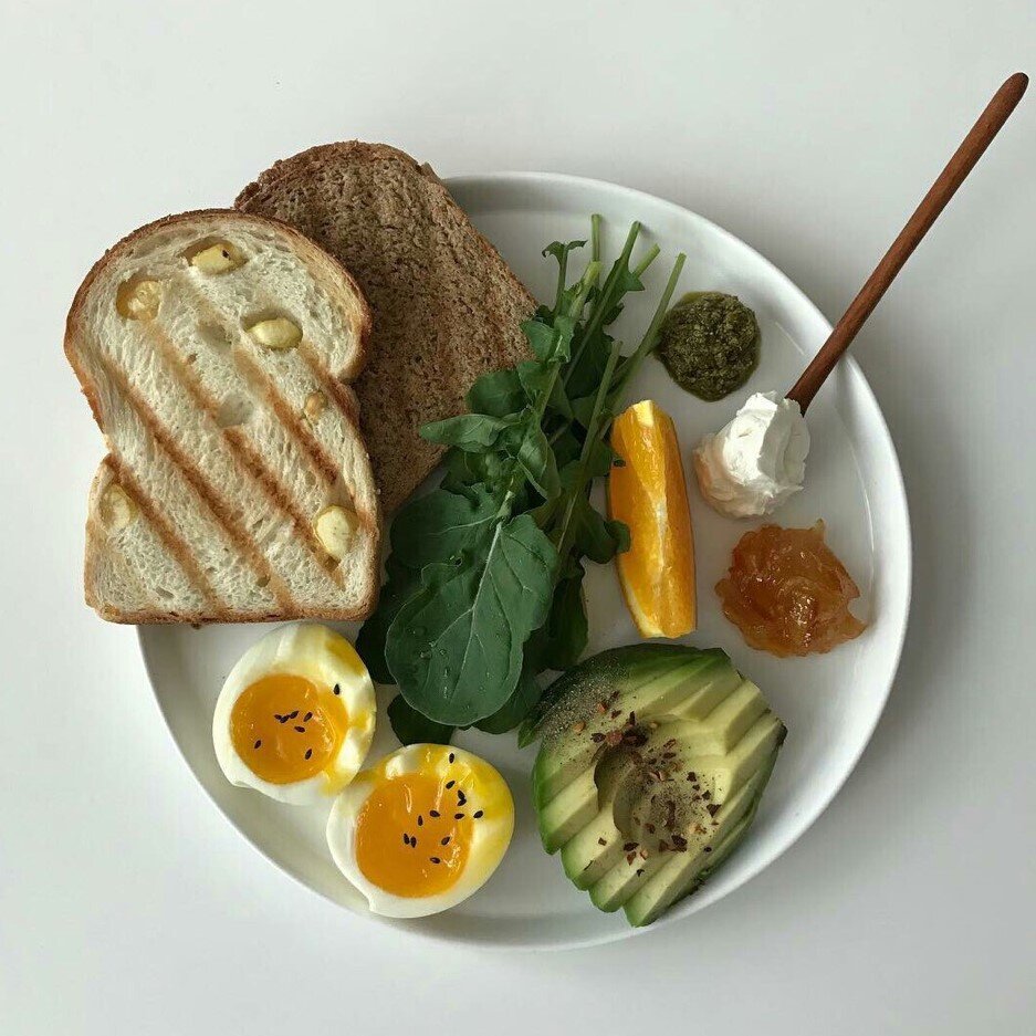 Отказ от любимых продуктов и питание гречкой с куриной грудкой только увеличивают риск срыва и отката в самое начало похудения