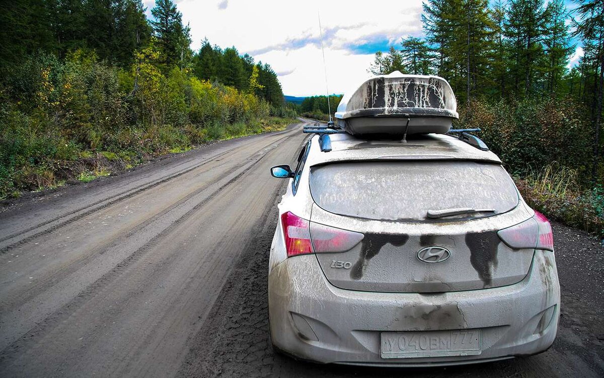    Пыльное в сухую погоду покрытие раскисает в дожди.