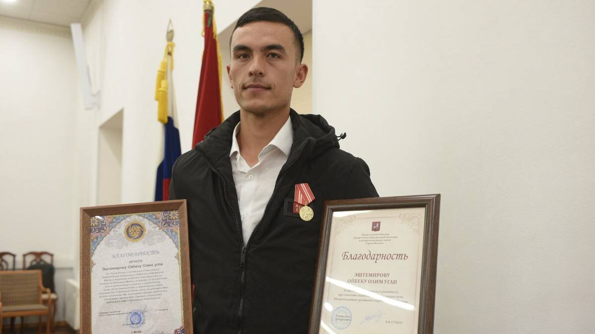    Ойбек Эштемиров с заслуженными наградами / Фото: Пелагия Замятина / Вечерняя Москва
