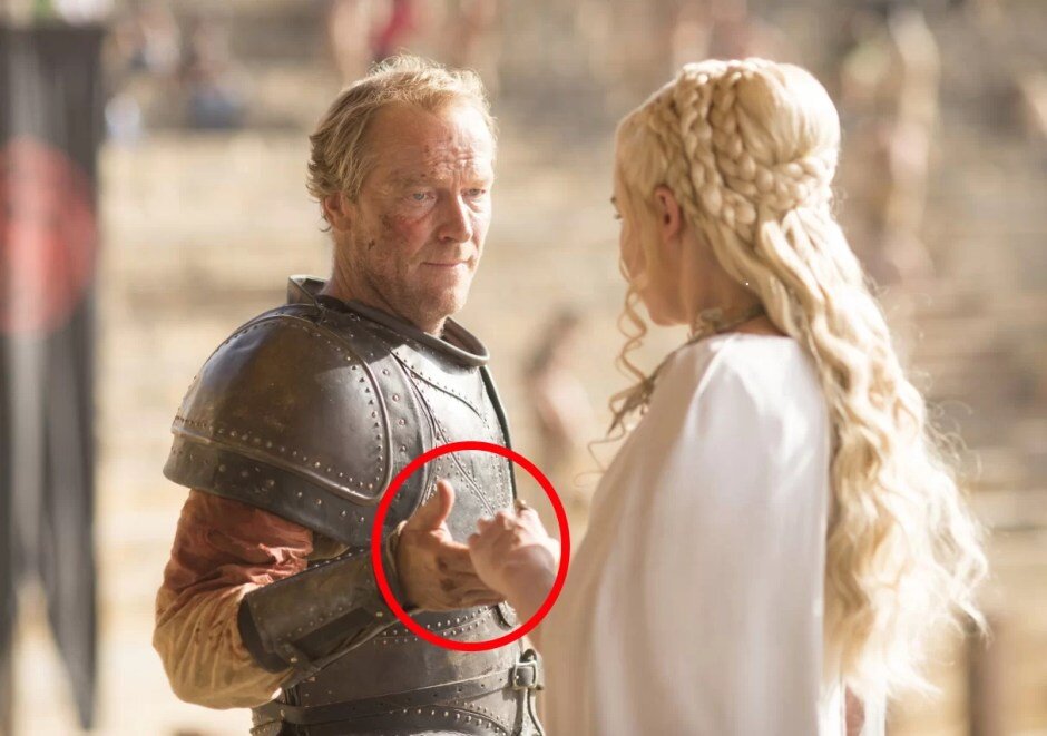   Зараженный хворью Мормонт берет руку Дейенерис. Фото: Яндекс.Картинки Золотова Анастасия