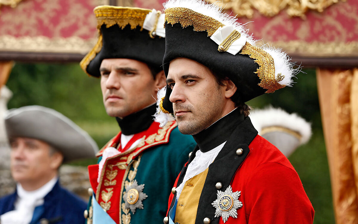 В роли Орлова (справа) - Сергей Стрельников. Кадр из сериала «Екатерина», 2014.  