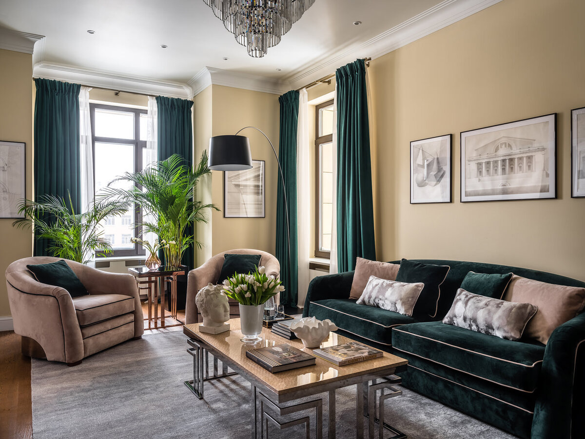 Гостиная по дизайну Юлии Бортневской. Диван, кресла, журнальные столы – Milano Home Concept. Финская паркетная дубовая доска Karelia. Комод Unico. Стеллаж Hazenkamp. Декор Moon Stores, Global Views. Работы на стене над диваном – Юлия Бортневская.