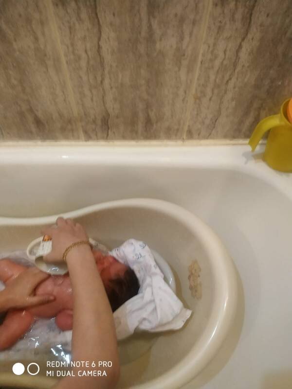 Мама снимала наше первое купание. Простите, более чëткой фото у меня нет🤷‍♀️. 