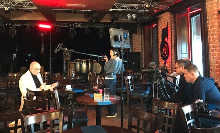 Кадр со съемок фильма в Клубе Алексея Козлова. Слева — Алексей Козлов, справа — автор сценария фильма Кирилл Мошков и режиссер Александр Брынцев