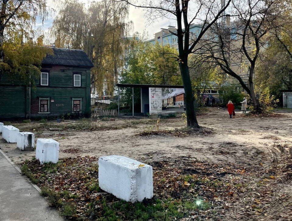    Автомобилисты стихийно паркуются на месте снесенного дома Анастасия Красушкина